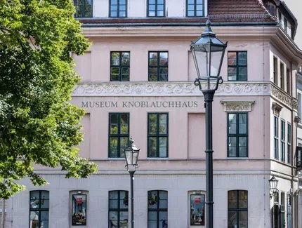 Nahaufnahme des Museum Knoblauchhaus, im Vordergrund Straßenlaternen