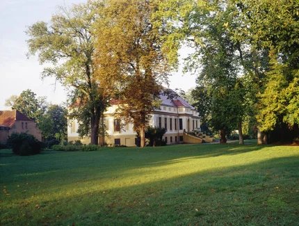 Schloss Caputh, Blick vom Garten seitlich auf das Schloss