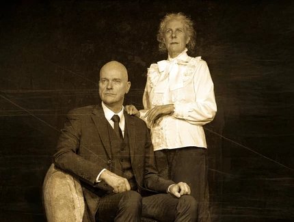 Volker Werner als Sigmund Freud sitzend, dahinter stehend Eva Maria Kölling als Martha Bernay
