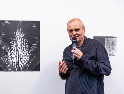 Jochen Lempert in seiner Ausstellung 'Lingering Sensations' bei C/O Berlin