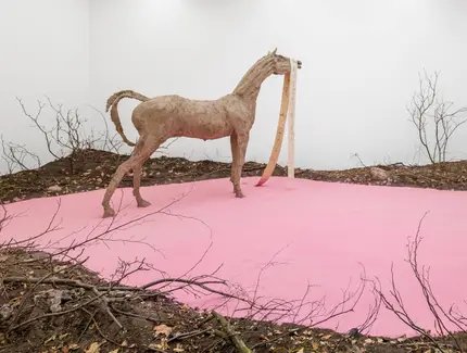 Ausstellungsansicht „Petrit Halilaj. An Opera Out of Time“, Hamburger Bahnhof – Nationalgalerie der Gegenwart, 11.9.2025 – 31.5.2026