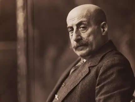 Max Liebermann sitzend mit Zigarre, um 1930_MLG, Foto Grete Friedländer