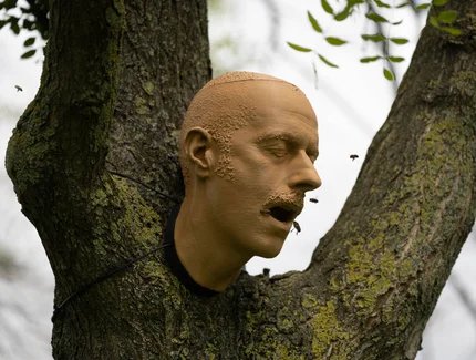 Simon Faithfull, "Biotope no.1: Bee-Bole", 2023, Biologisch abbaubarer 3-D-Druck und lebendes Bienenvolk