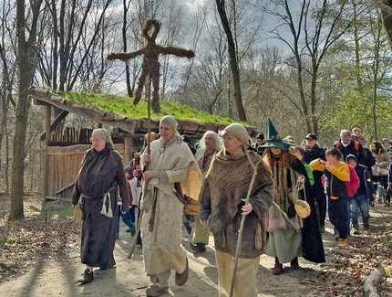 Aufnahme des Umzugs im Museumsdorf Düppel mit Strohpuppen, die den Winter symbolisieren