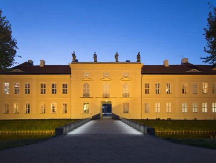 Stadtseitige Ansicht von Schloss Rheinsberg in der Abenddämmerung