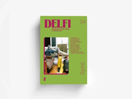 Foto: Blick von oben auf eine Hand, die das Cover der Ausgabe „Spiel“ des DELFI Magazin für neue Literatur hält. Das Cover ist leuchtend grün mit rot-lila Schrift, neben den Namen der Beitragenden gibt es auch ein Bild. Das Bild zeigt Menschen in ein