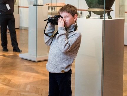 Kind mit einem Fotoapparat