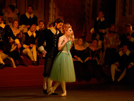 „Tanz der Stunden“ ... Opernballett der Deutschen Oper Berlin (Gauthier Dedieu, Anna Lieceica)Bettina Stöß