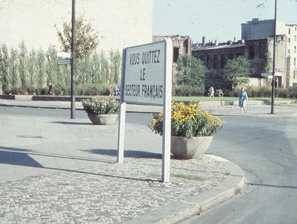 Straßenkreuzung mit Schild