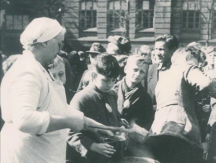 Schulspeisung in Reinickendorf in der Nachkriegszeit, um 1945, Foto Eva Szardenings © Archiv Museum Reinickendorf