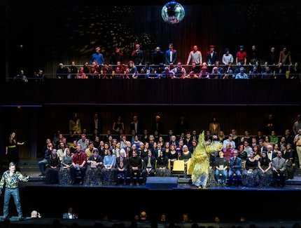Andrei Danilov als Herzog, Roman Burdenko als Rigoletto, Chor und Statisterie der Deutschen Oper BerlinBettina Stöß