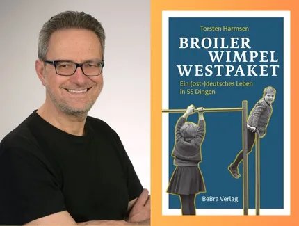 Torsten Harmsen: Broiler Wimpel Westpaket. Ein (ost-)deutsches Leben in 55 Dinge