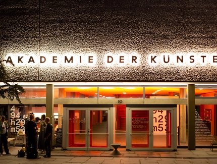 Veranstaltungen in Berlin: 494h 29m 53s. Die Sammlung des n.b.k. Video-Forums, von Karin Sander nach Laufzeit sortiert