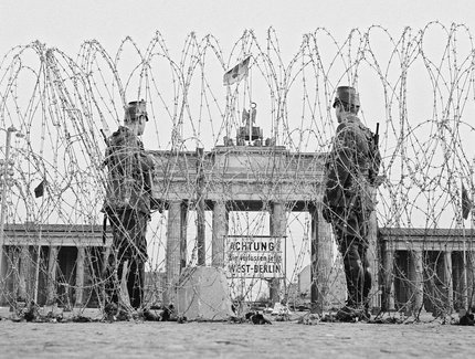 Ostdeutsche Bereitschaftspolizisten sichern die Stacheldrahtsperre vor dem Brandenburger Tor, 01.09.1961