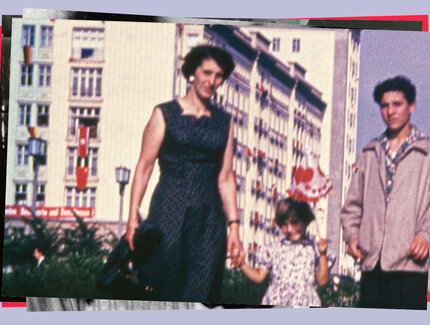 Ein Foto von einer Frau, einem Kind und einem Jugendlichen. Es zeigt Alice Zadek, ihre Tochter Ruth und ihren Neffen David Hopp auf der damaligen Stalinallee in 1956.