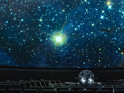 Planetariumssaal des Zeiss-Großplanetariums mit Sternenhimmel und Sternenprojektor.