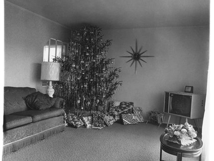 Diane Arbus, Xmas tree in a living room in Levittown, L.I. 1962 © The Estate of Diane Arbus, Collection Maja Hoffmann/LUMA Foundation