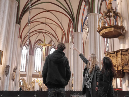 Die Führung gibt einen Überblick über die Architektur und die Geschichte von Berlins ältestem Kirchenbauwerk