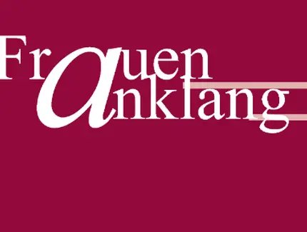 Logo der Veranstaltungsreihe FrauenAnklang, dieses Jahr in Weiß vor weinrotem Hintergrund. Vermerkt ist auch der thematische Hintergrund vom 80-jährigen Kriegsende.
