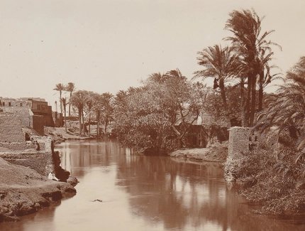Bahr Yusuf in Medinet el-Fayum (Ägypten), links am Ufer sitzend Georg Schweinfurth, der Heinrich Schliemann und Rudolf Virchow 1888 auf ihrer Reise im Fayum begleitete.