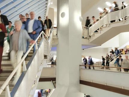 Menschen im Foyer der Philharmonie Berlin
