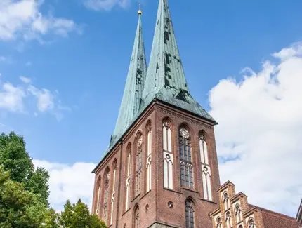 Blick von unten nach oben zur doppelten Kirchturmspitze der Nikolaikirche