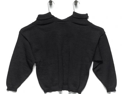 schwarzer Pullover mit zwei Kragen