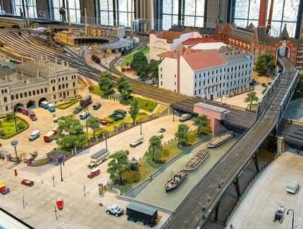 Teilansicht des Eisenbahnmodells des Anhalter Bahnhofs im Maßstab 1:87 im Zustand von 1939. Der Ausschnitt zeigt den Ort des heutigen Museums, den Anhalter Steg, den Landwehrkanal, Fahrzeuge und das Schienennetz.