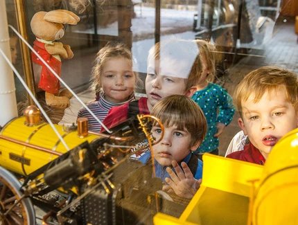 Kinder vor einer Vitrine
