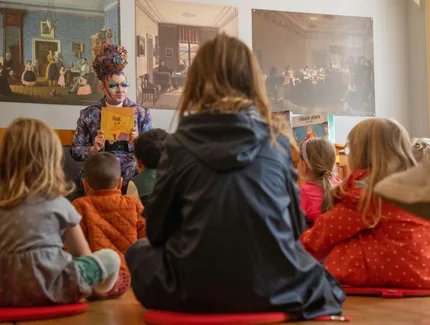 Drag-Performer:innen lesen im Museum Geschichten über Einfühlsamkeit und Vielfalt vor.