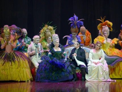 u. a. Dong-Hwan Lee als Pierre Fléville, Annika Schlicht als Gräfin von Coigny, Attilio Glaser als Der Abbé, María José Siri als Madeleine von CoignyBettina Stöß