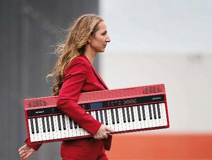 Alina Lieske mit einem tragbaren Synthesizer