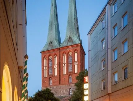 Das Museum Nikolaikirche bei Nacht.