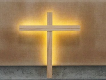Ein beleuchtetes Kreuz