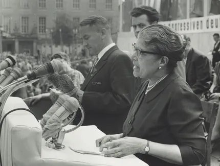 Eslanda Goode Robeson spricht auf der Großkundgebung zum „Internationalen Gedenktag für die Opfer des faschistischen Terrors und zum Kampftag gegen Faschismus und imperialistischen Krieg“ auf dem Bebelplatz in Berlin/DDR, 13. September 1959