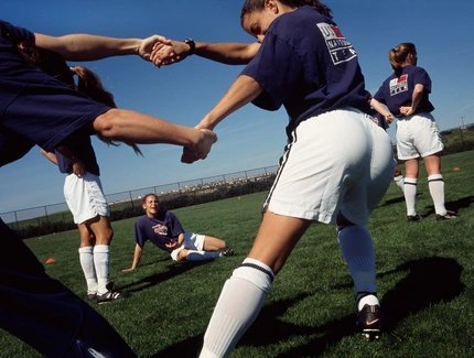 Dehnungsübung vor dem Training, Frauenfußballnationalmannschaft, San Diego, Kalifornien, 1998