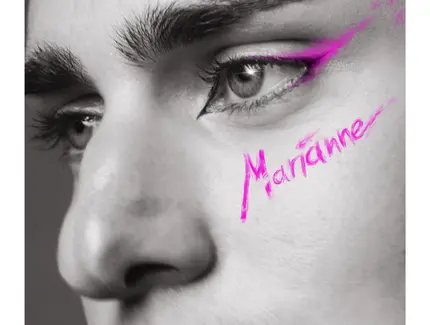 Nahaufnahme eines Gesichts in Schwarz-Weiß. Ein Auge ist mit auffälligem, pinkem Eyeliner geschminkt, daneben steht in pinker, handschriftlicher Schrift das Wort ‚Marianne‘.