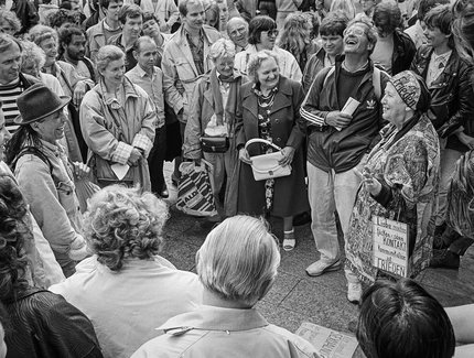 Helga Götze in einer Menschenmenge