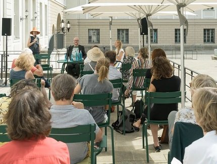 Gespräch auf der Terrasse