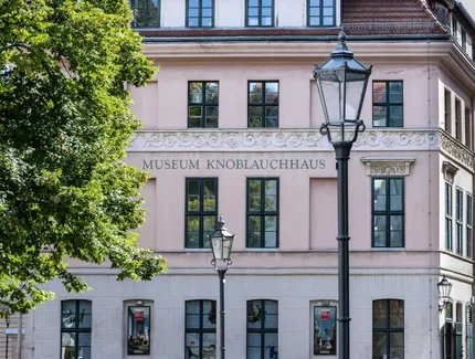 Nahaufnahme des Museum Knoblauchhaus, im Vordergrund Straßenlaternen