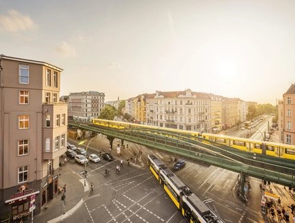 Blick von oben auf die Schönhauser Allee, Ecke Eberswalder Straße