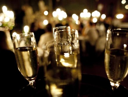 Gläser mit Schaumwein