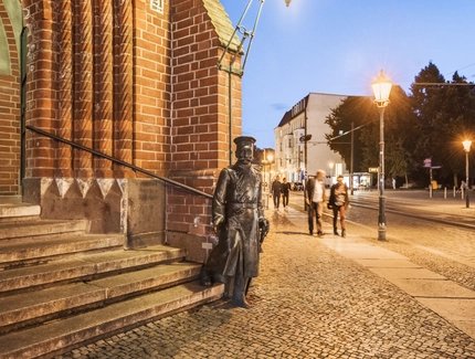 Platz vor dem Rathaus Köpenick mit der Skulptur "Der Hauptmann von Köpenick"