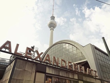 S-Bahnhof Alexanderplatz mit Fernsehturm im Hintergrund