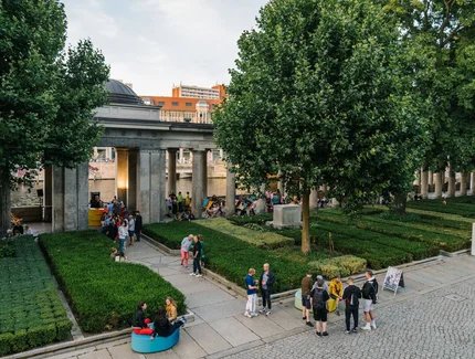 Kolonnadenbar