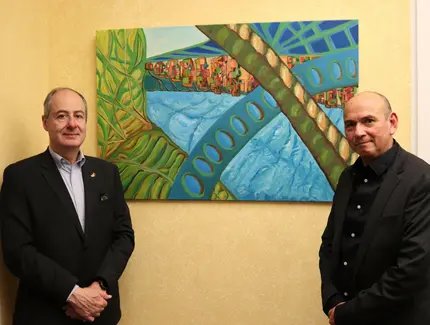 Botschafter Vicente Albornoz und der Künstler Eduardo Flores Abad neben dem Werk „La forma de la guaba/die Form der Guave“.