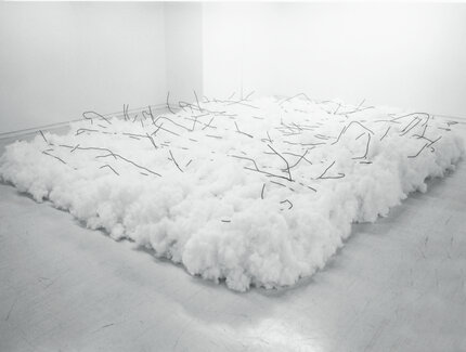 Lee Ufan, „Relatum,“ 1979, Baumwolle und Stahldraht, 60 x 250 x 400 cm, Lee Ufan Foundation Arles
