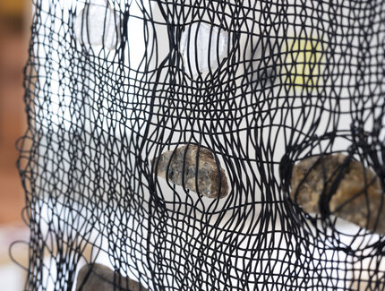 "Could We Return This Memory" (Detailansicht) von Melis Kiran im Rahmen der temporären Kunstintervention "Mingled Living Forces" in der Ausstellung "Leerstellen. Ausstellen"