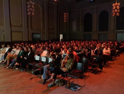 PREVYOU, Publikum im Saa