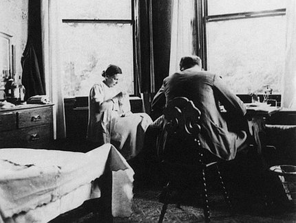 Sabine und Gerhard Leibholz nach ihrer Emigration in einer Pension in London, Forest-Hill